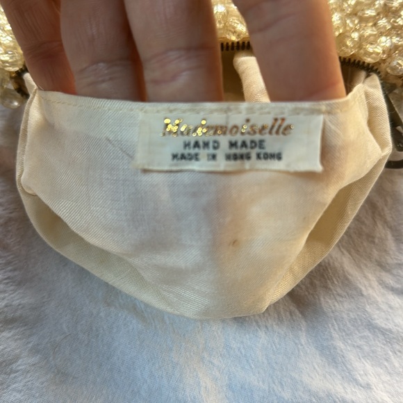 Vintage clear bead purse with lucite handle - Picture 3 of 11